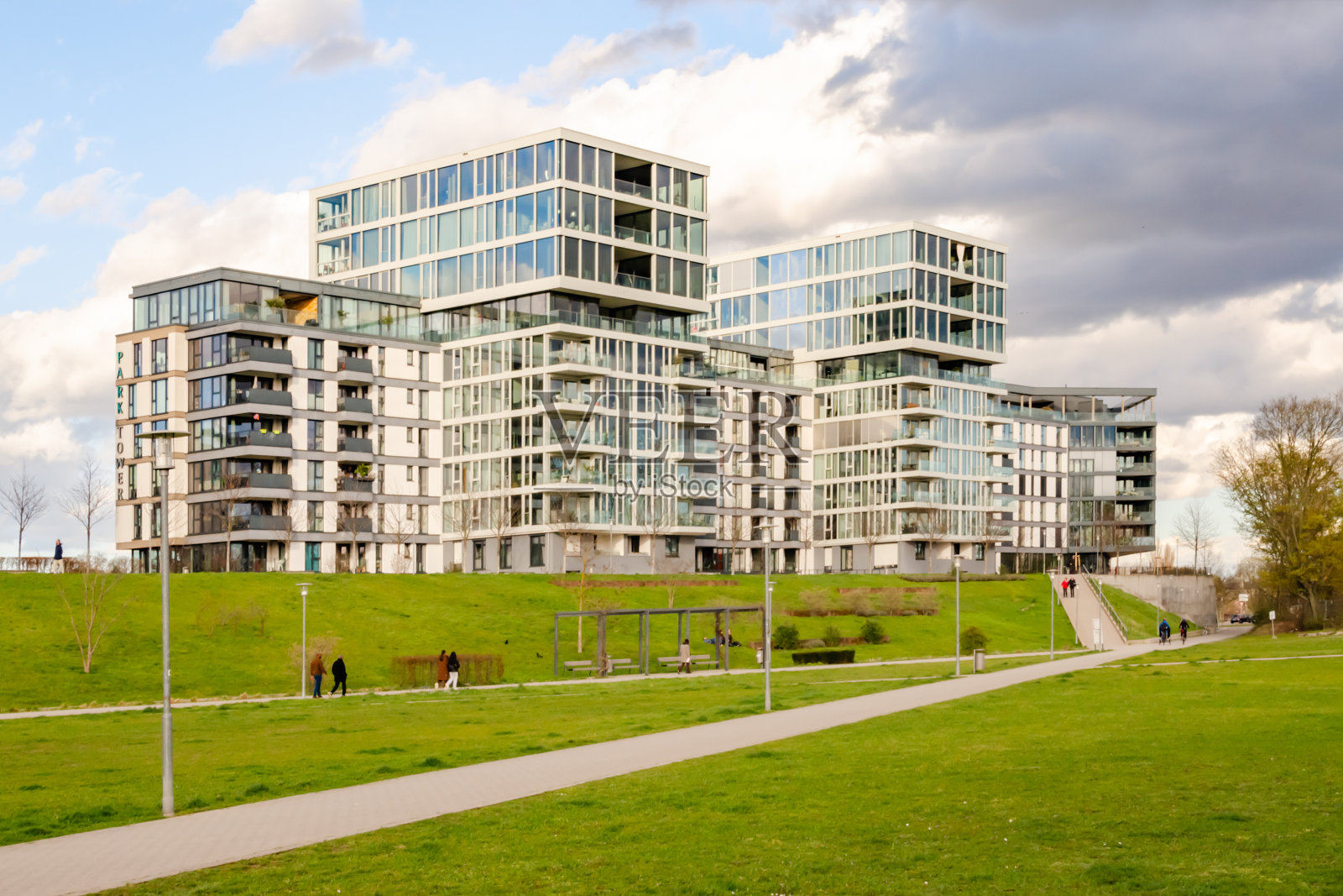 在城市景观中有反光表面的建筑物照片摄影图片