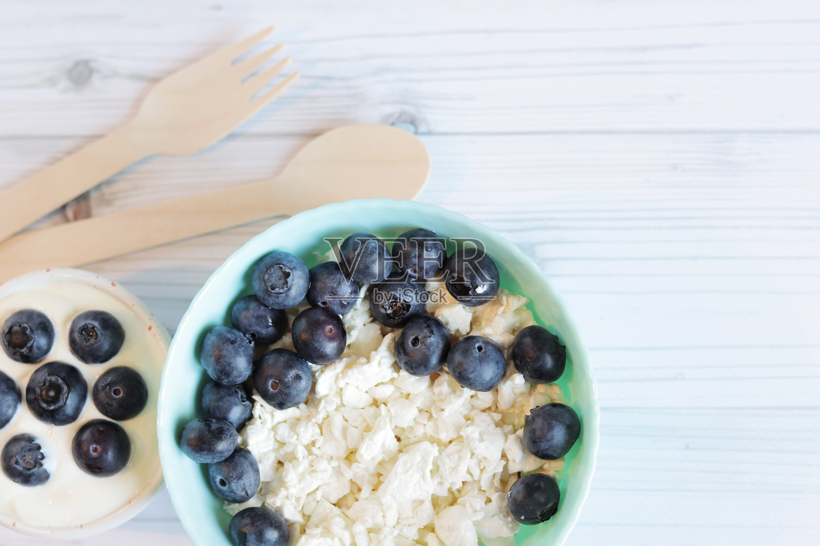 健康的早餐。新鲜浆果和白干酪配酸奶油照片摄影图片