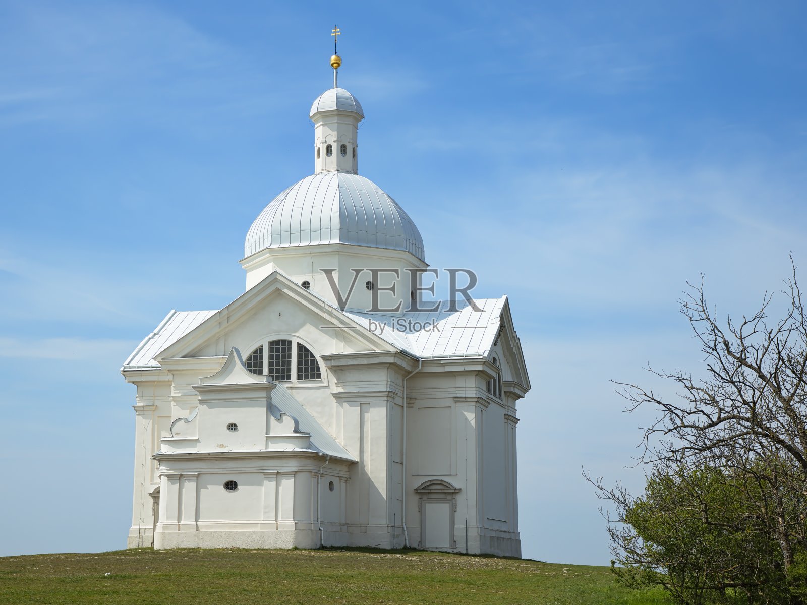 位于欧洲捷克共和国摩拉维亚米库洛夫“斯瓦蒂科佩切克”山上的圣塞巴斯蒂安教堂照片摄影图片