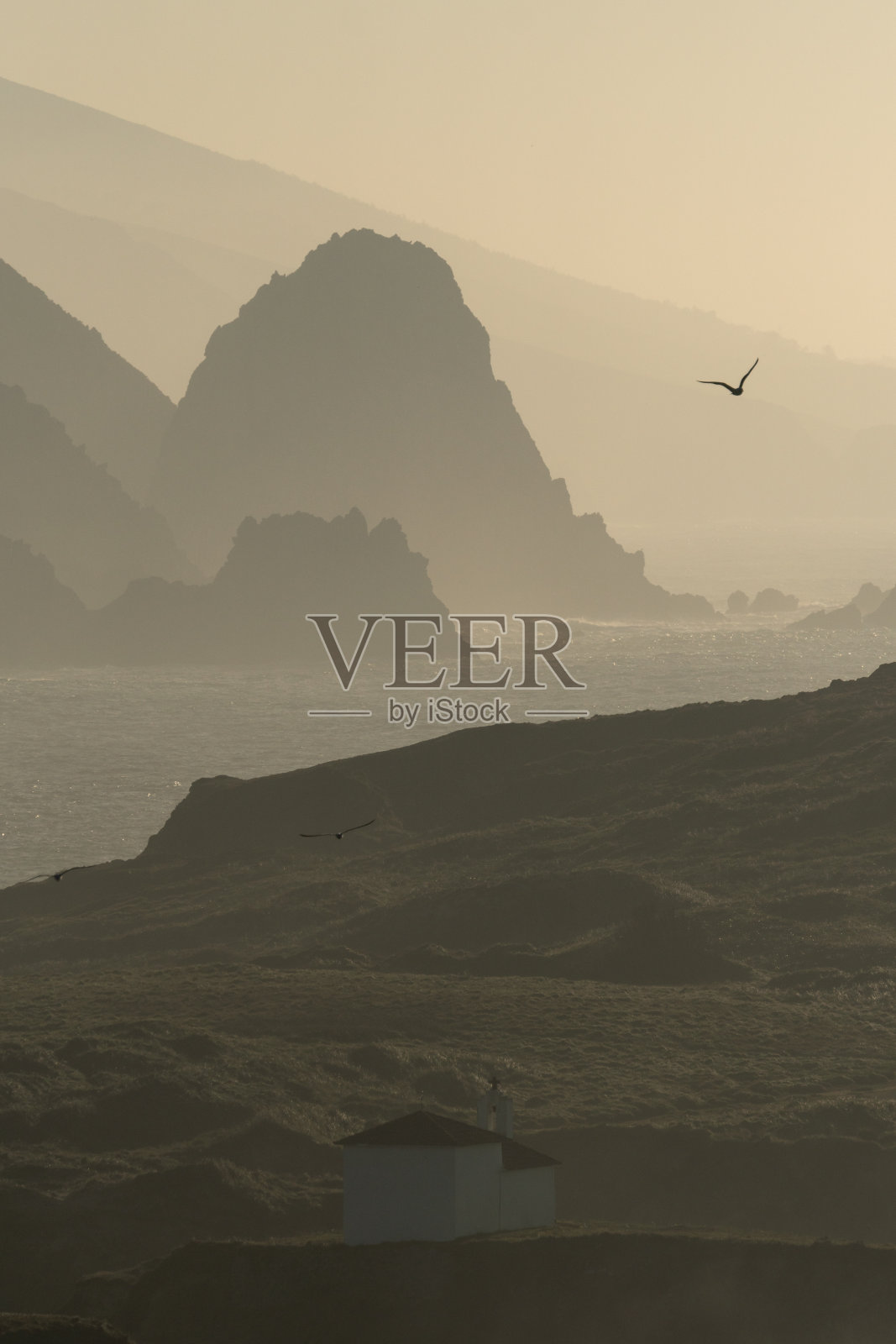 Virxe do Porto (Valdoviño)西班牙梅拉斯加利西亚里亚斯阿尔塔斯旅游区日落时的隐士和悬崖。照片摄影图片