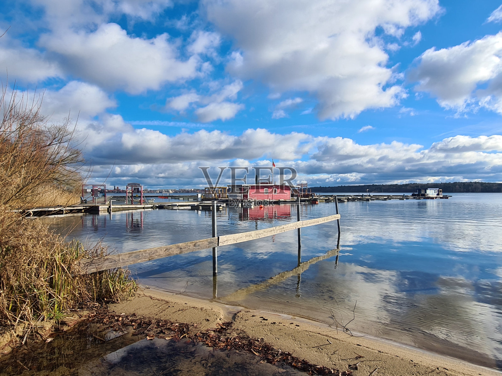 梅克伦堡-西波美拉尼亚的米<s:1>里茨湖上的瓦伦镇照片摄影图片