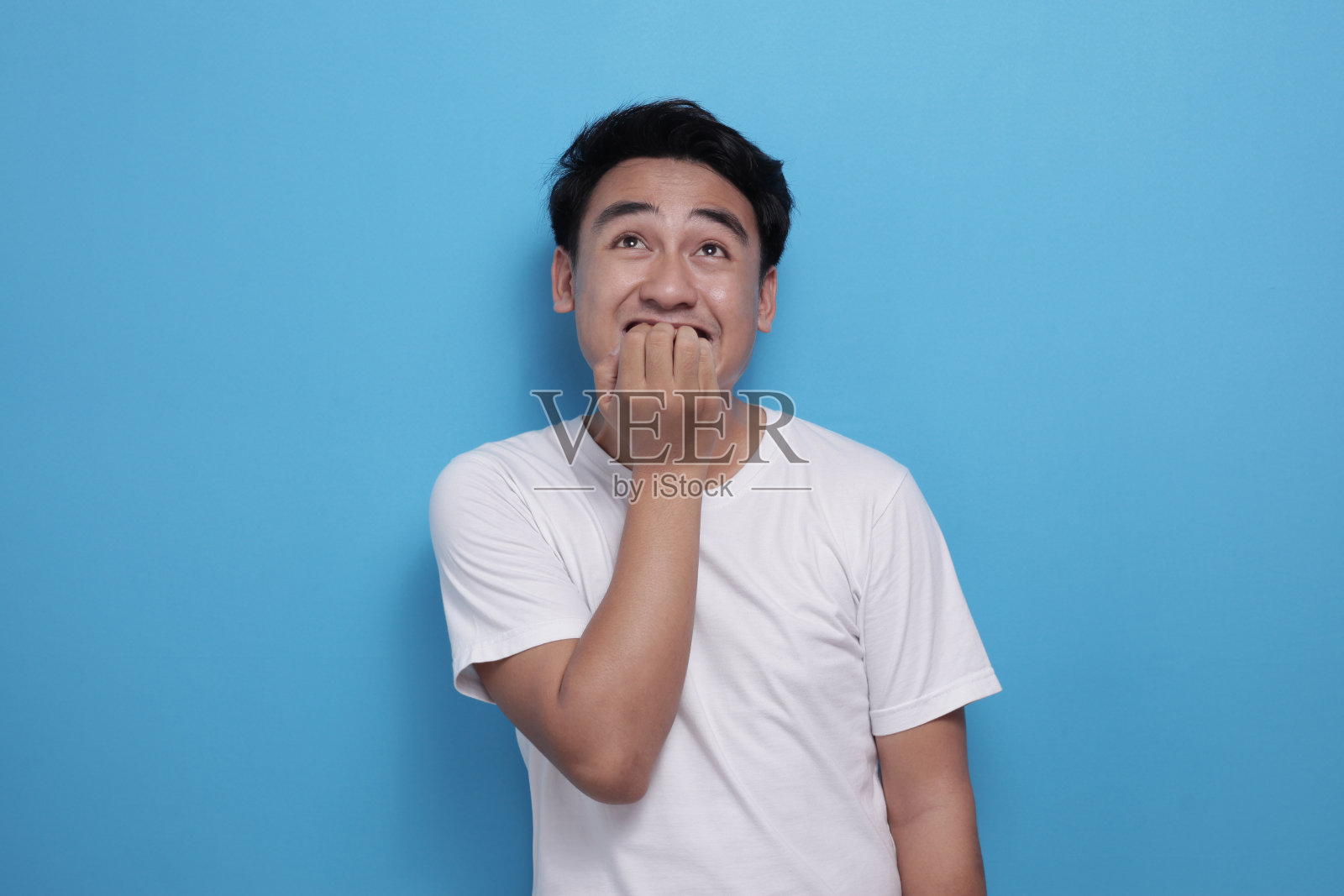 年轻人紧张害怕或担心某事照片摄影图片