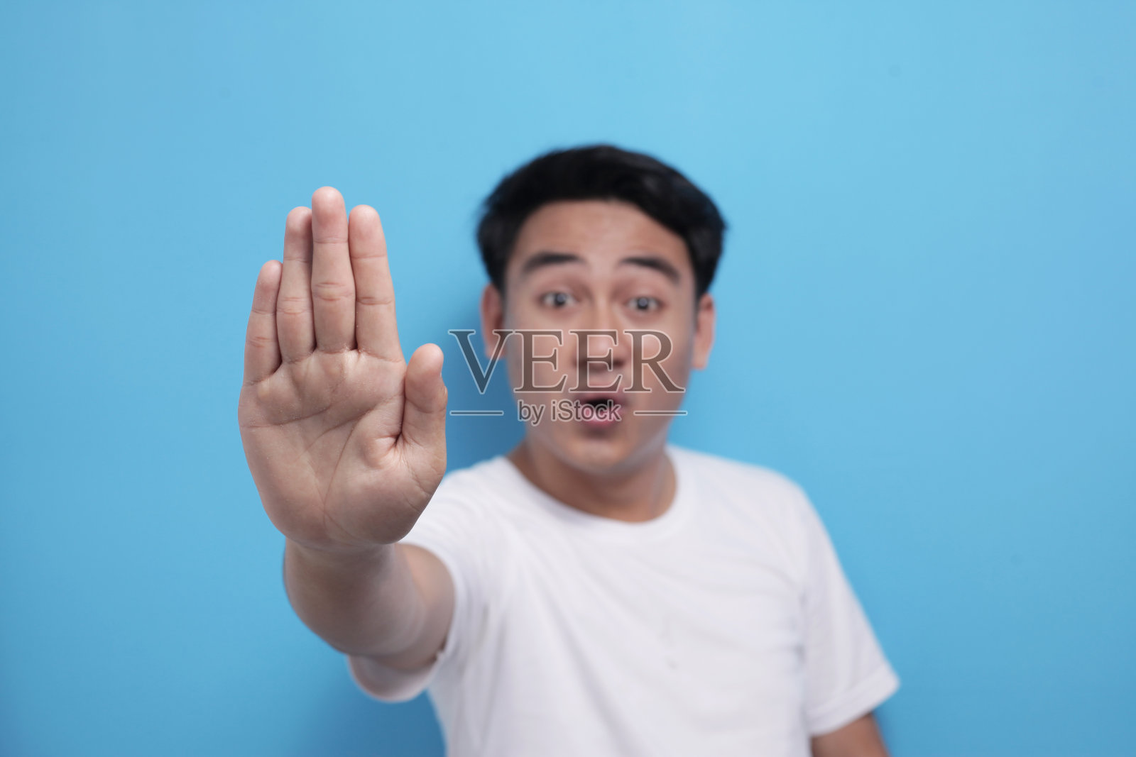 年轻人用选择性聚焦显示停止手势照片摄影图片