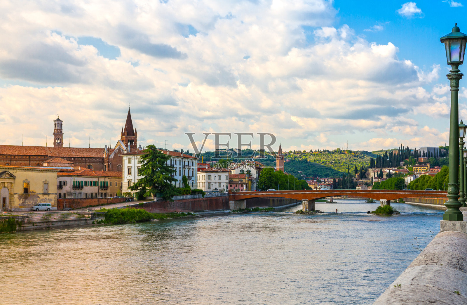 老维罗纳的全景，五颜六色的建筑，海峡和桥梁照片摄影图片