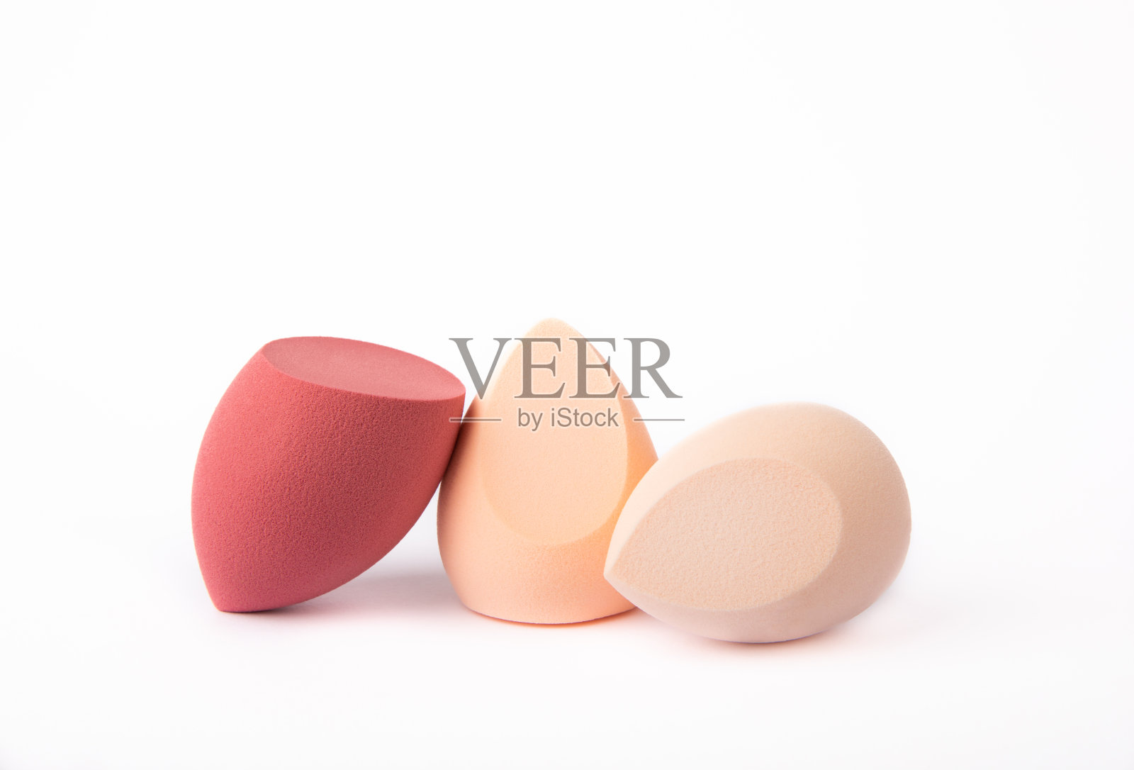 美容搅拌机在白色孤立的背景。化妆用海绵。照片摄影图片