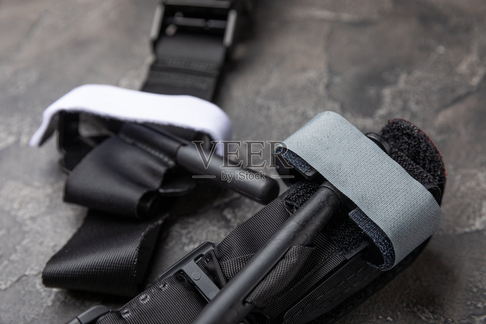 医用止血带可以止血在黑色纹理的木头上。复制的地方。从上面看。平的铺设。照片摄影图片