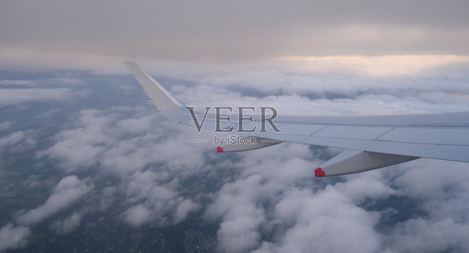 英国伦敦市上空飞行的飞机。从机翼飞机窗口鸟瞰图照片摄影图片