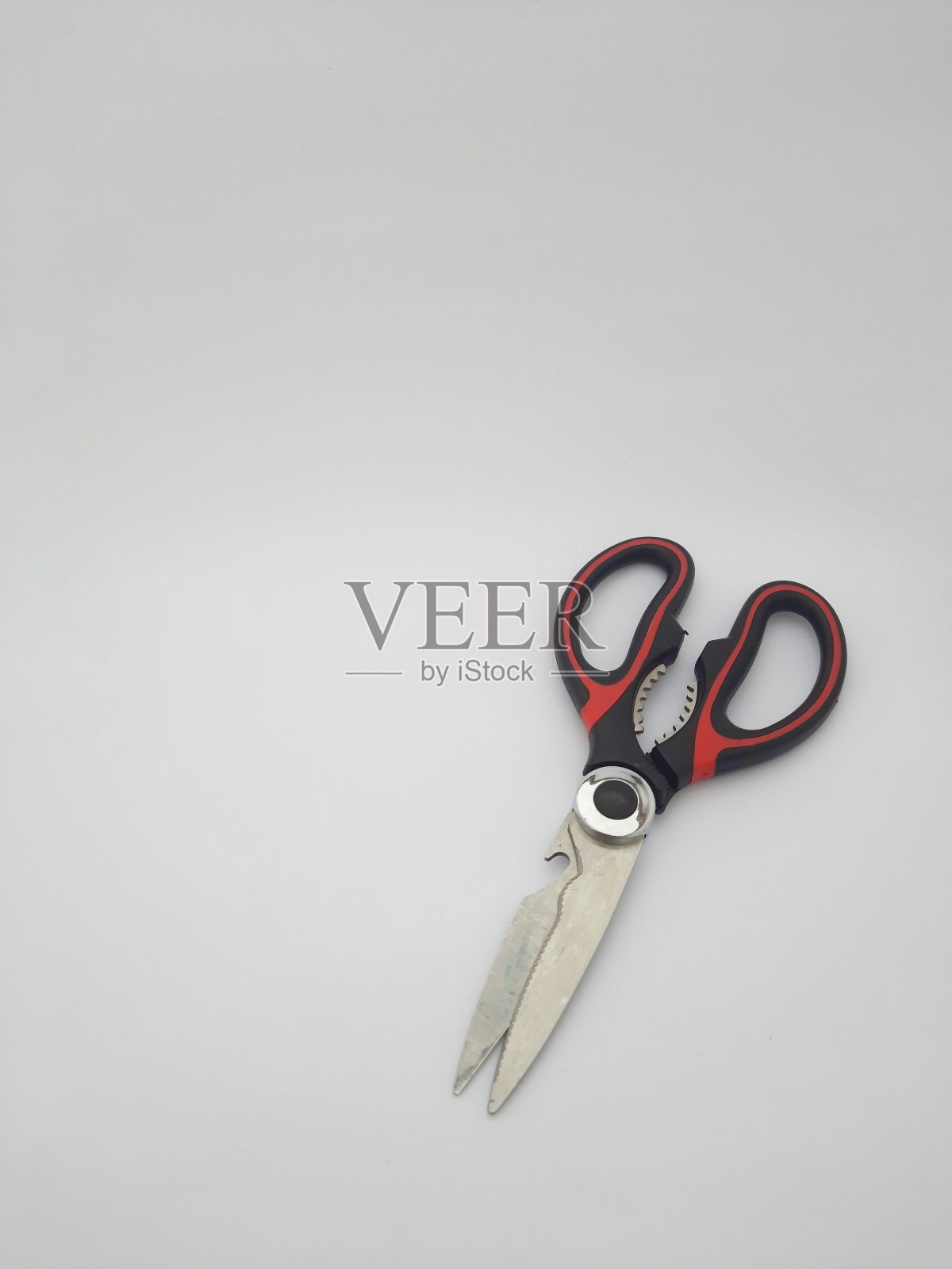 白色背景上的彩色剪刀照片摄影图片