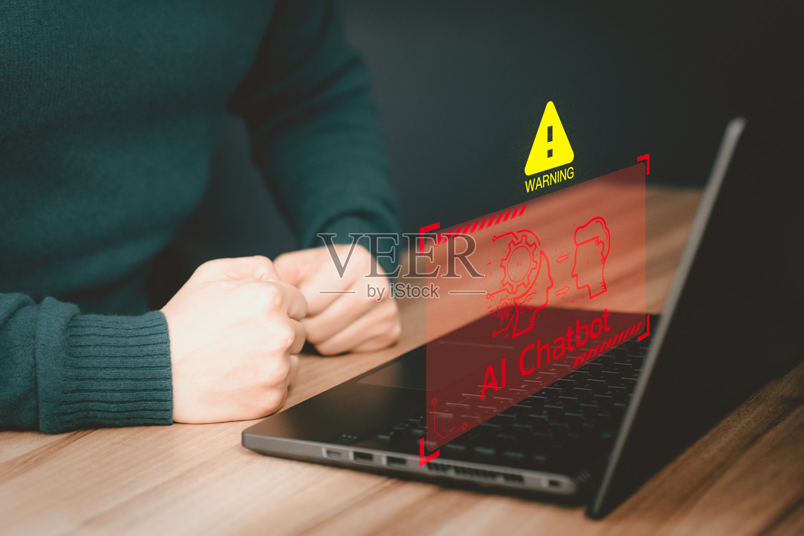 AI与聊天机器人，人工智能。成年男子使用笔记本电脑与智能AI聊天，使用带有三角形警告警告标志的人工智能聊天机器人通知错误概念。照片摄影图片