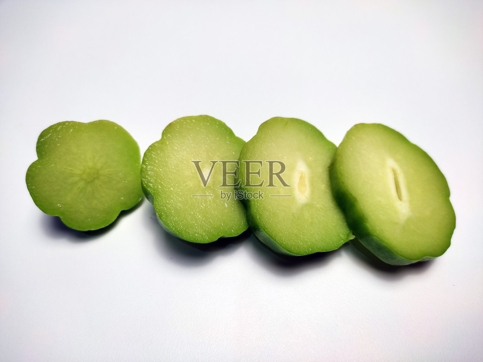 白色背景上孤立的几片佛手瓜照片摄影图片