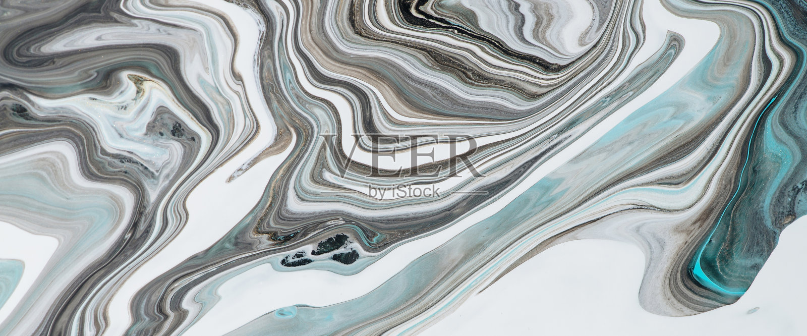 流体艺术背景与浅蓝色调在白色石质表面。液体墨水仿大理石。丙烯颜料在帆布上的大理石纹效果。抽象大理石纹理与混合的颜色。现代室内照片摄影图片