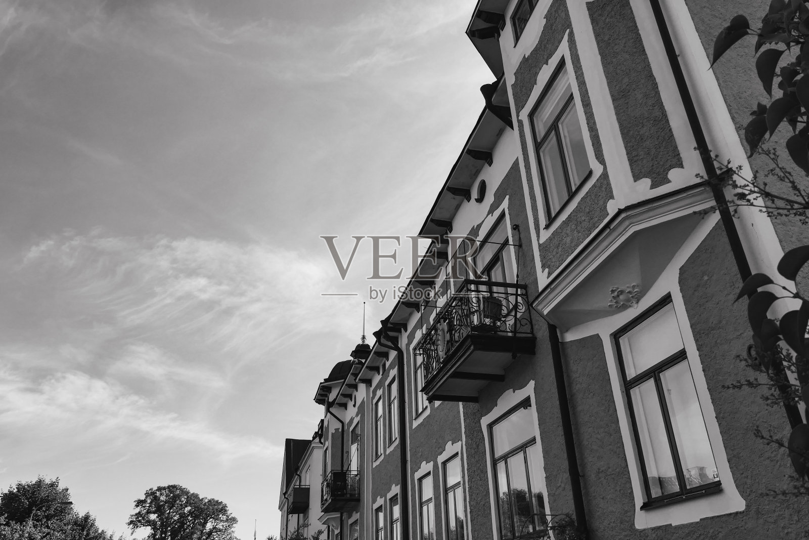 建筑物对着天空的低角度视图照片摄影图片