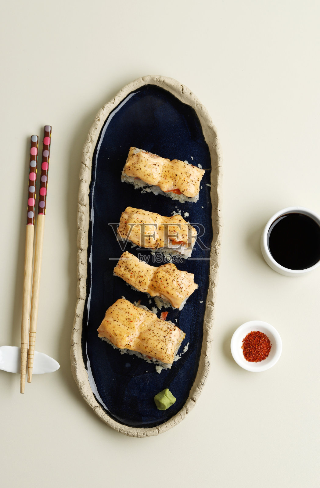 明台酱金枪鱼寿司日本饭卷，照片摄影图片