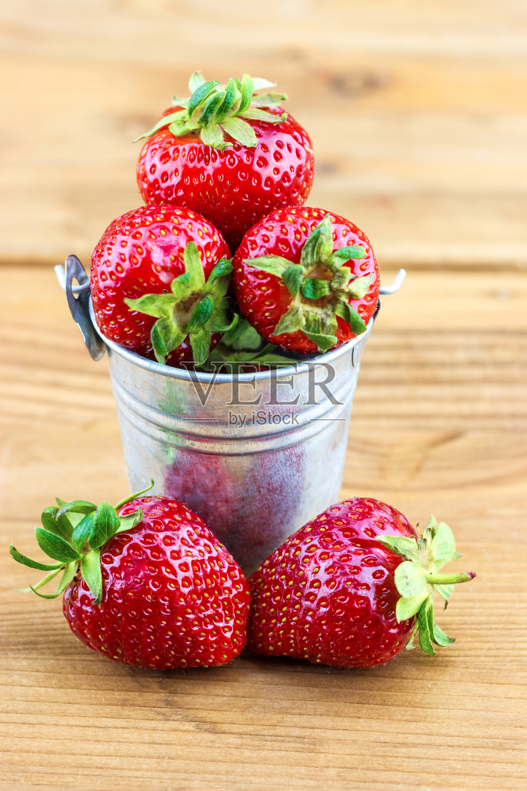 小铁桶里的新鲜草莓照片摄影图片