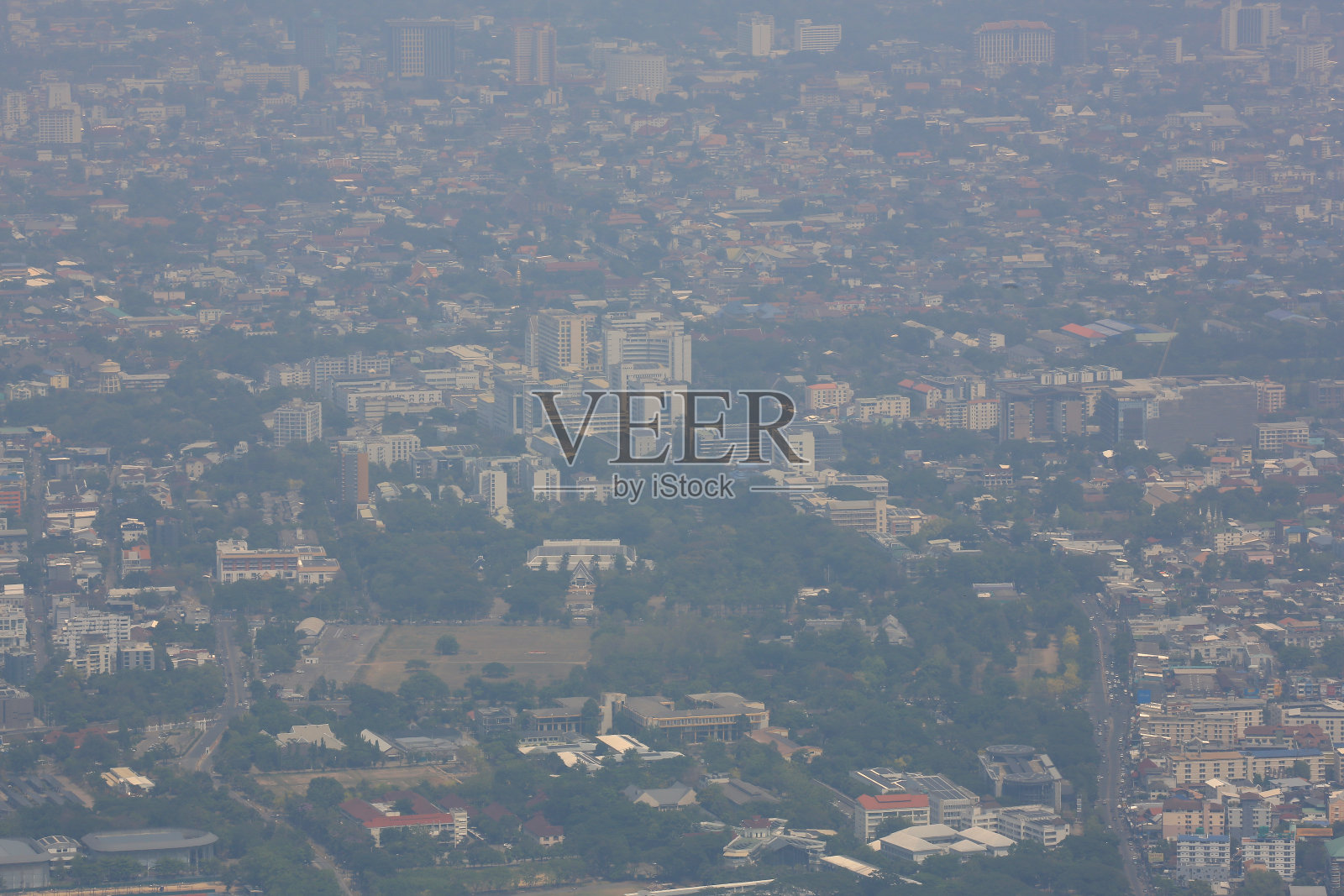 泰国清迈，由于农业燃烧和道路交通造成的旱季空气污染。照片摄影图片