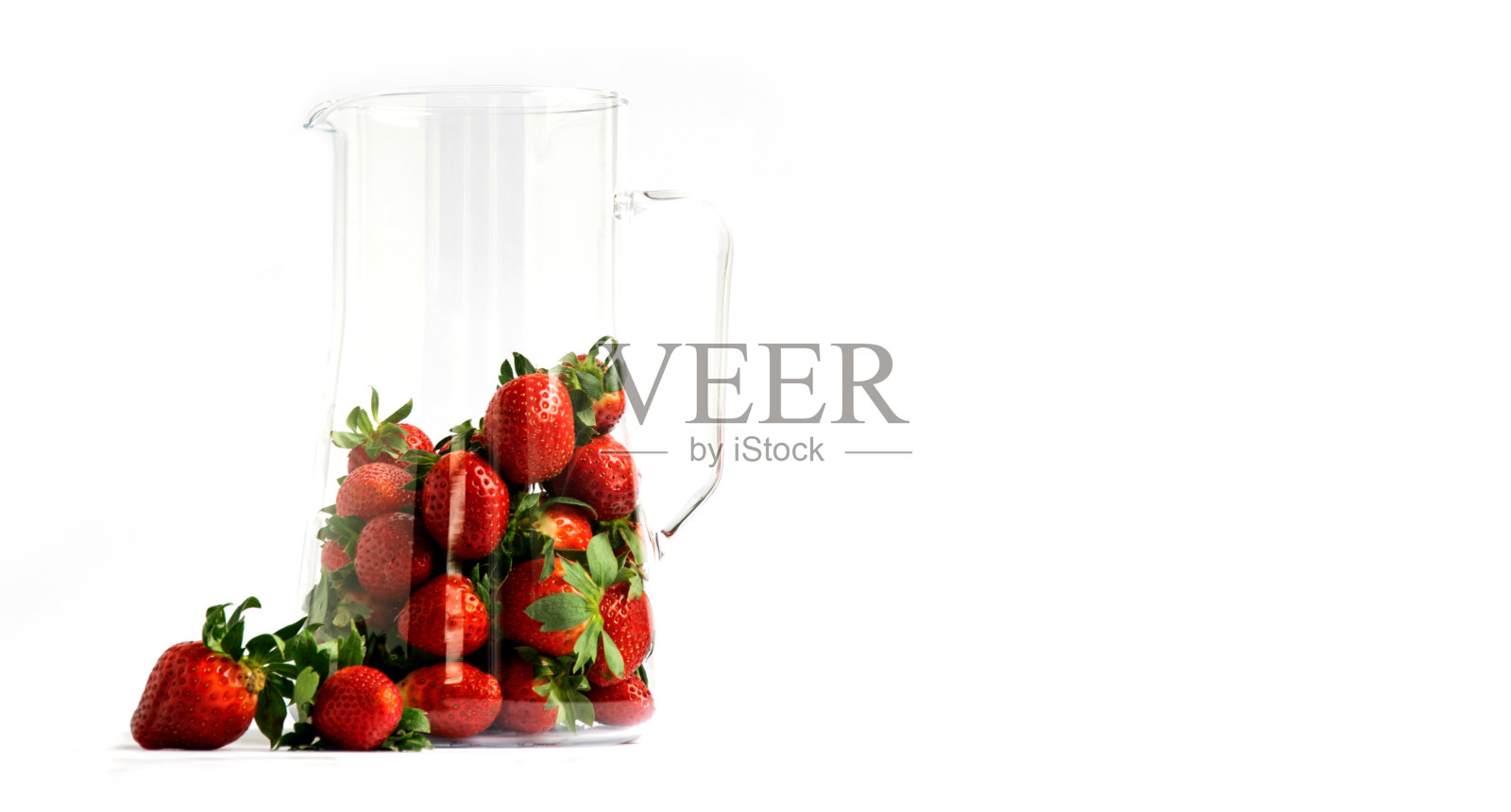 草莓。浆果在一个玻璃盘子与阳光眩光。照片摄影图片