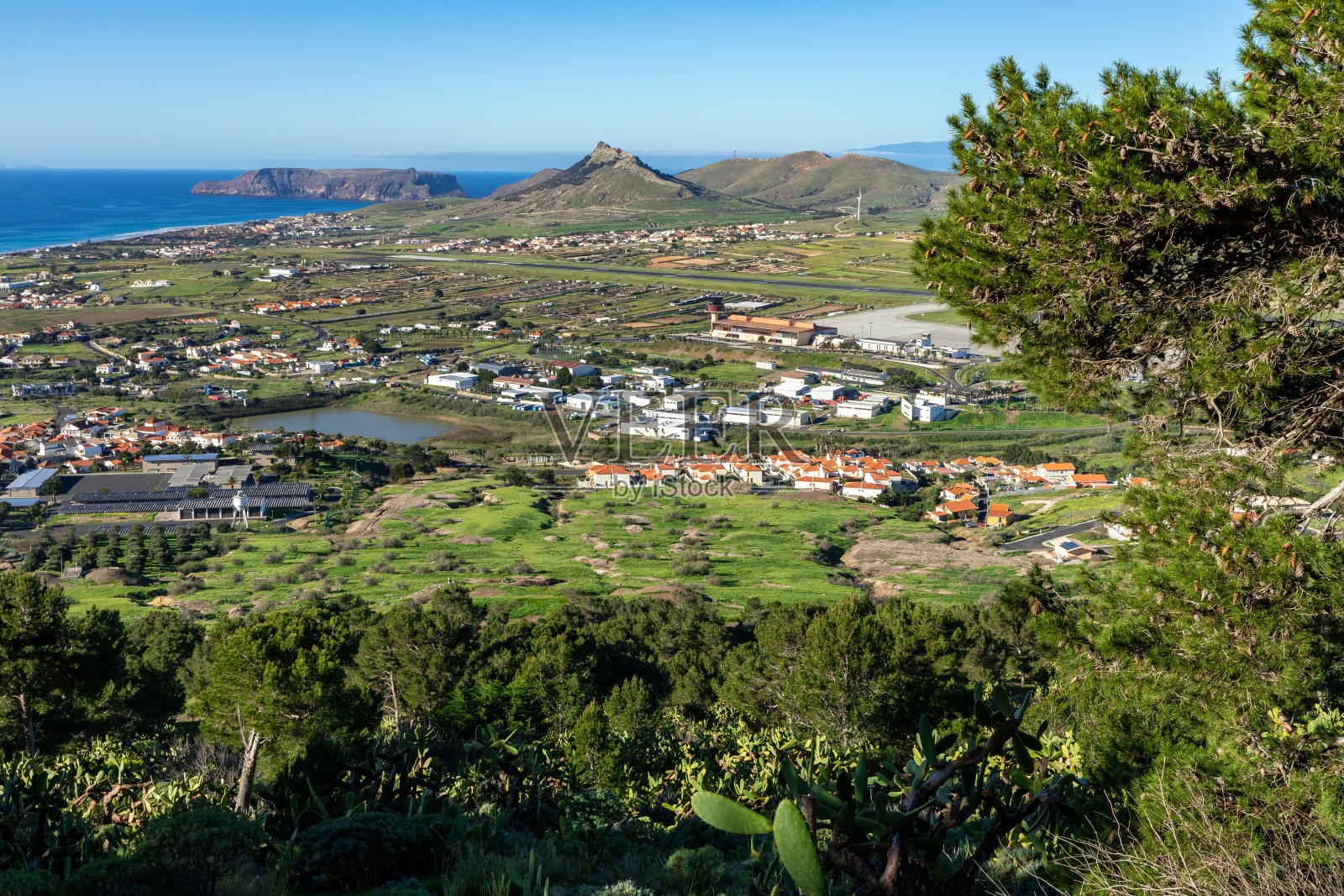 从皮科城堡的视角看圣港风景。大西洋上葡萄牙岛的热门旅游目的地。葡萄牙马德拉岛圣港的villa Baleira。照片摄影图片