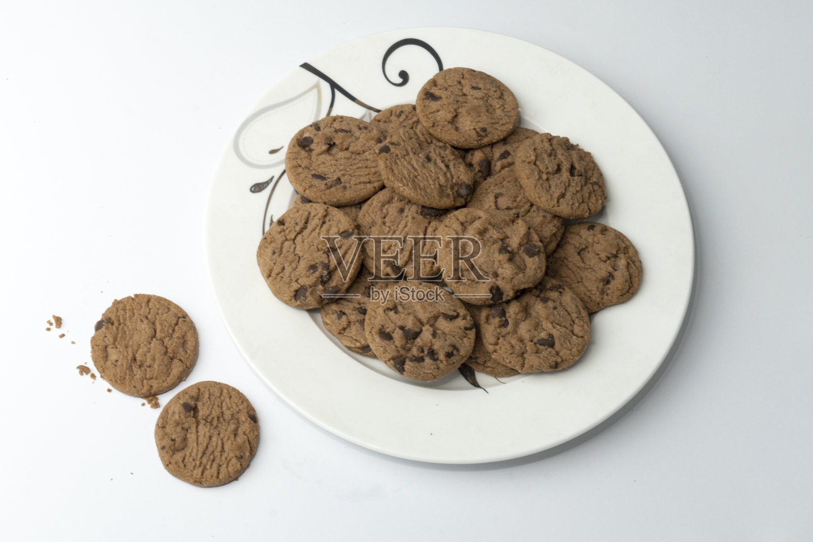 白色背景的巧克力饼干照片摄影图片