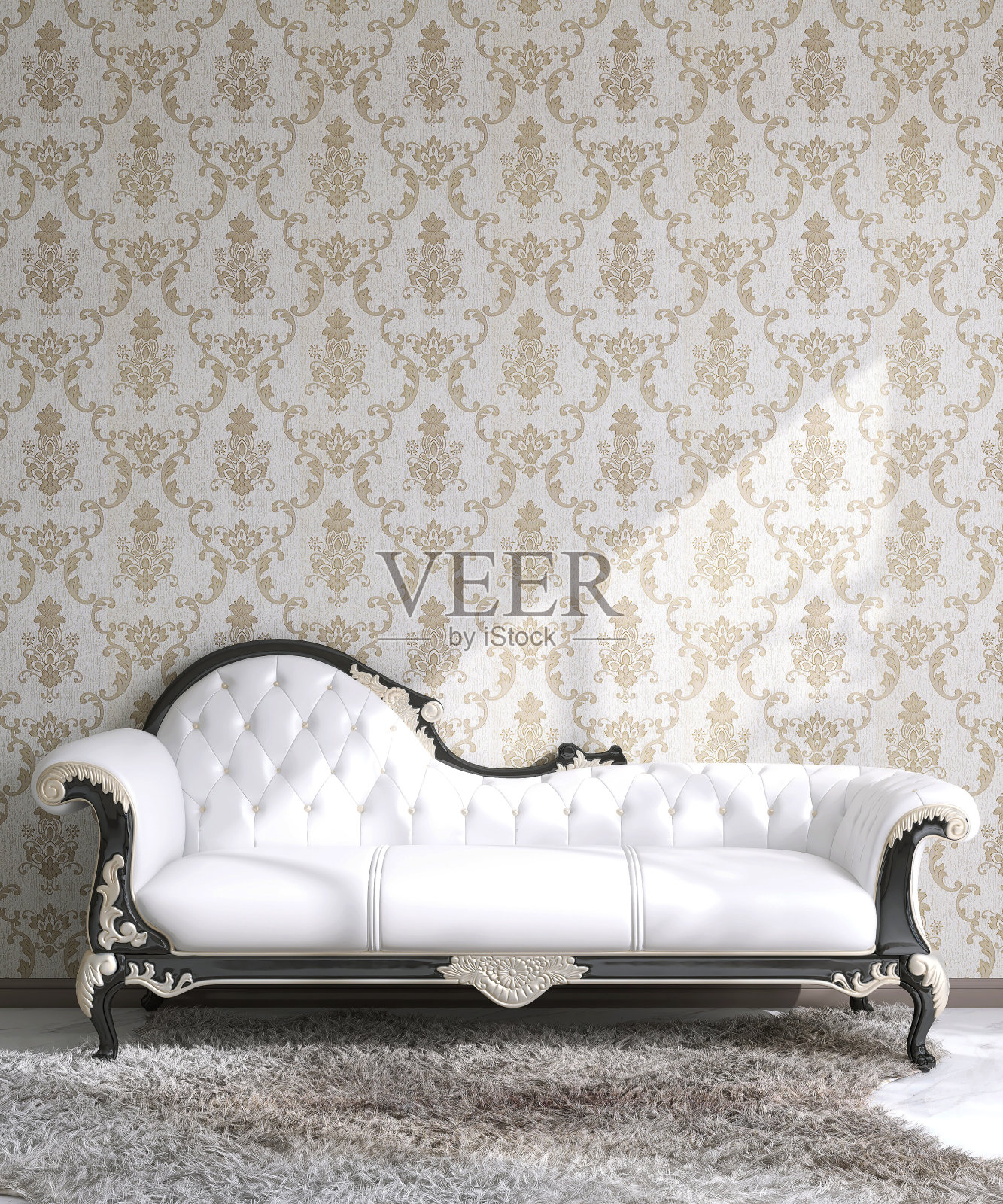 优雅的复古白色皮革，黑色银色木雕沙发床灰色高绒地毯在阳光下的黄金经典维多利亚图案壁纸，大理石地板照片摄影图片