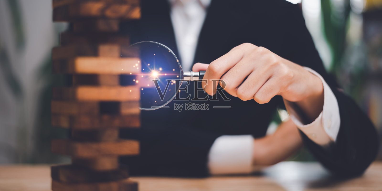 商人用放大镜寻找商业风险，财务风险管理理念，商业投资可行性评估，故障保护，商业利益保护照片摄影图片