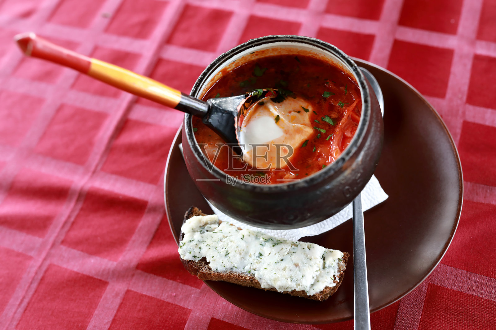 一碗罗宋汤加酸奶油照片摄影图片