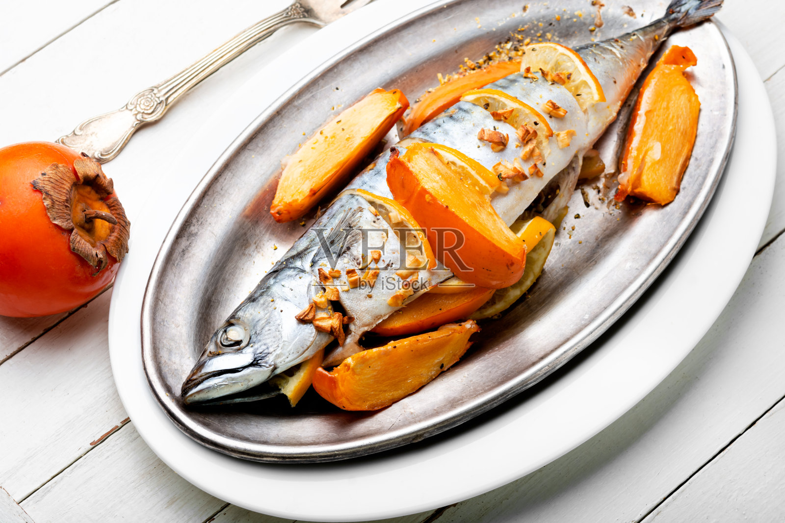 水果烤鲭鱼。照片摄影图片