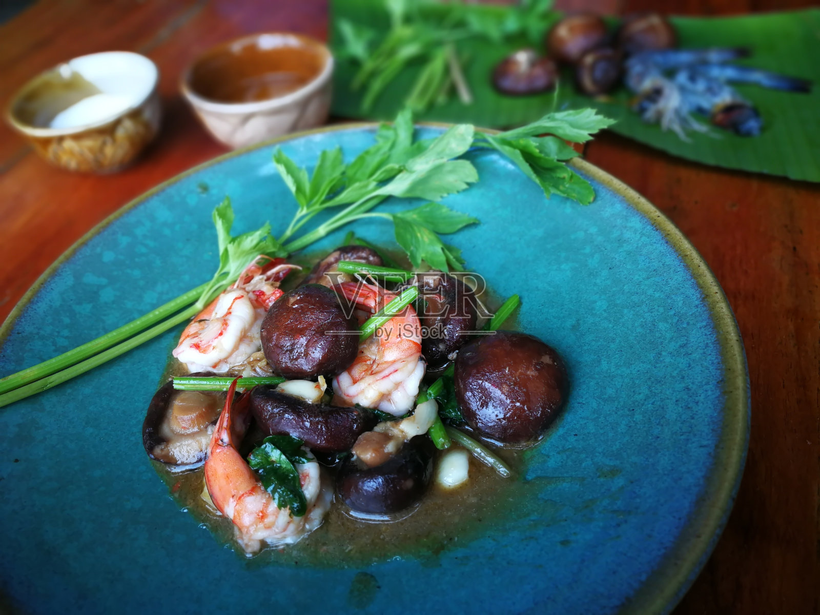 香菇炒虾照片摄影图片