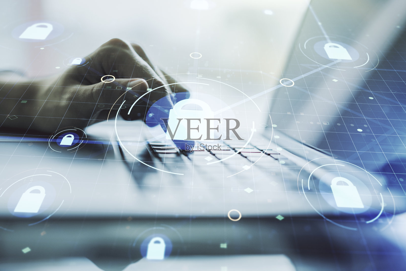 以微电路和手在电脑键盘上打字为背景的创意锁插图，网络安全概念。Multiexposure照片摄影图片