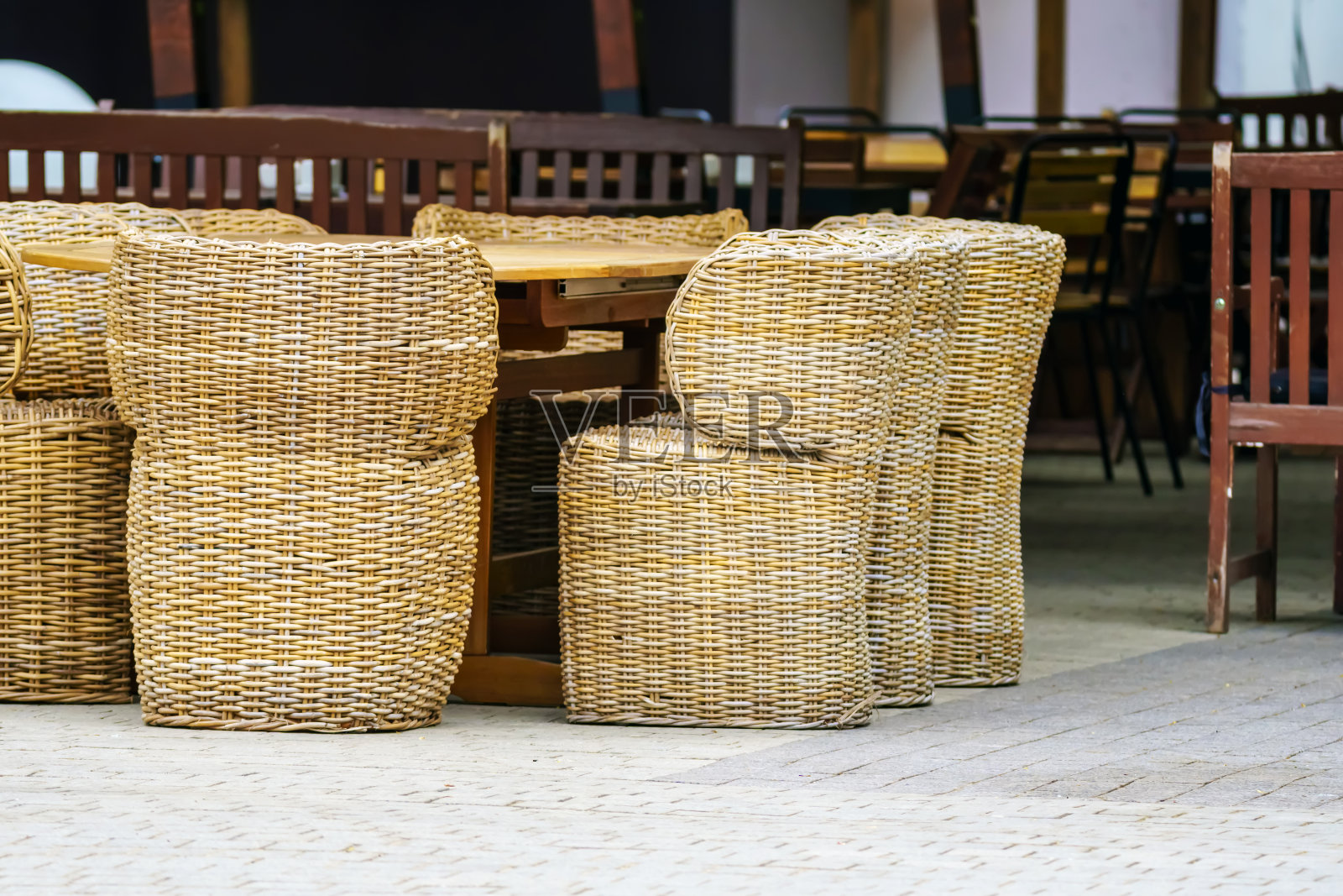 街边餐馆里餐桌旁扶手椅形状的柳条椅照片摄影图片