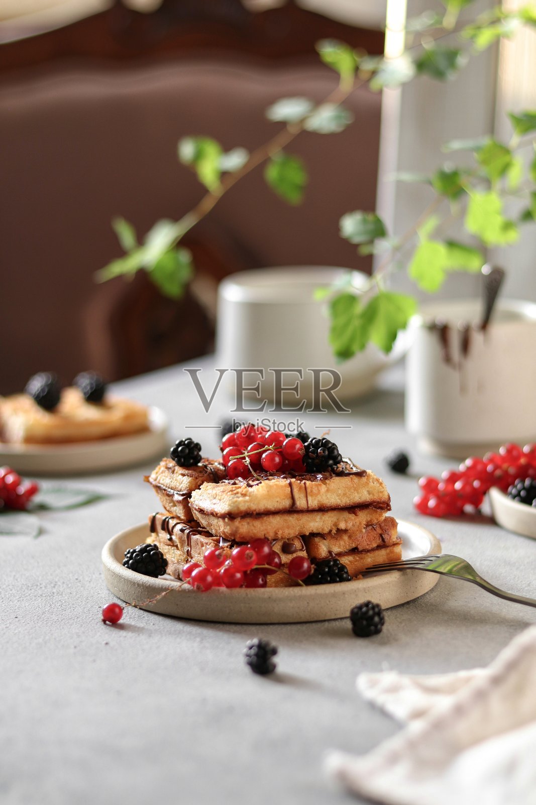 自制的浆果华夫饼。照片摄影图片