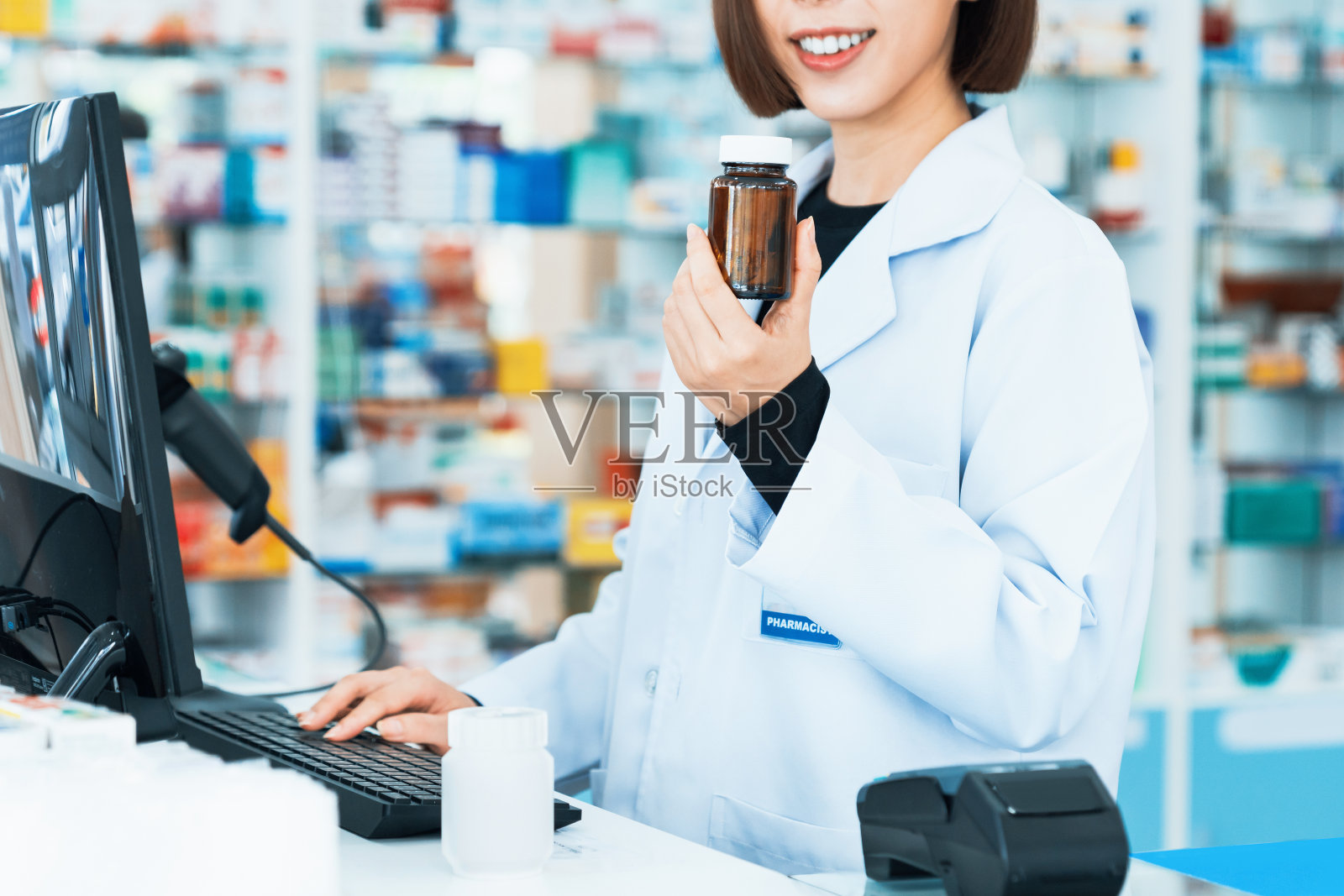 合格药房里年轻亚洲药剂师药瓶的特写肖像。照片摄影图片