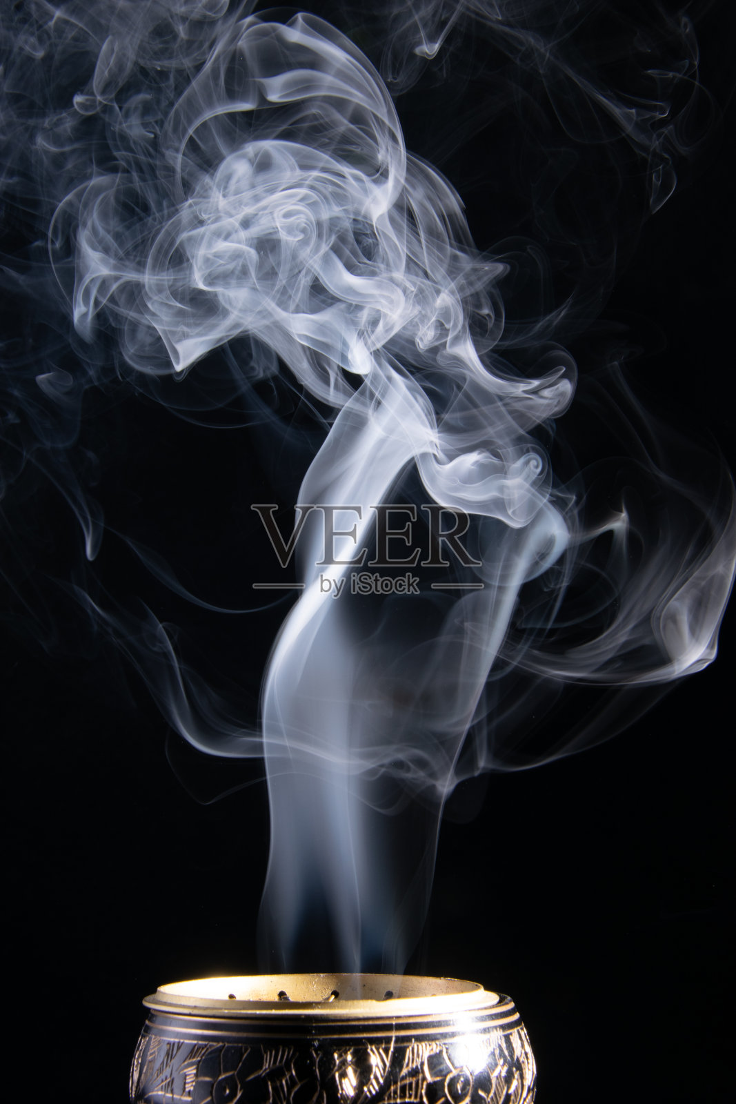 净化仪式的白烟熏香在黑色的背景上照片摄影图片