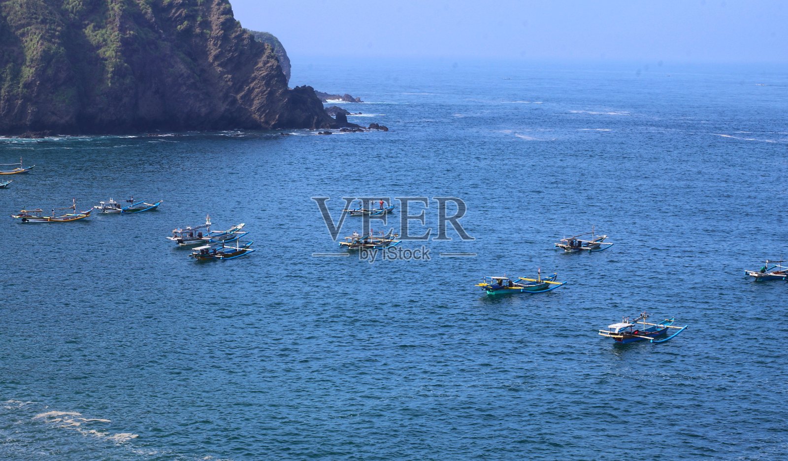 从空中看海洋中的一艘渔船照片摄影图片