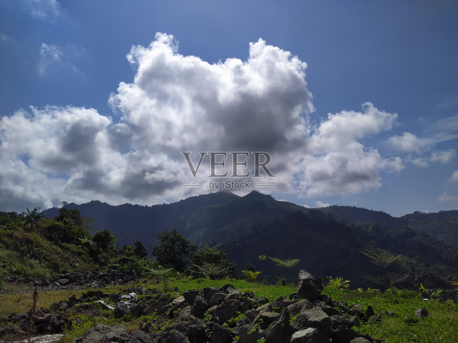 岩石地形上的云层照片摄影图片