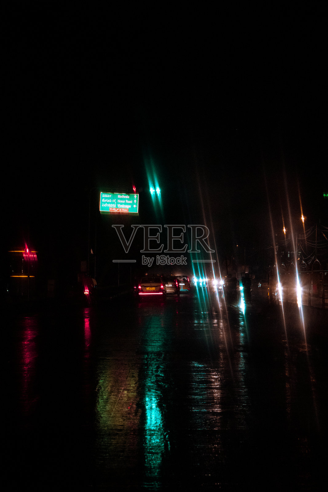 夜间交通和小雨照片摄影图片