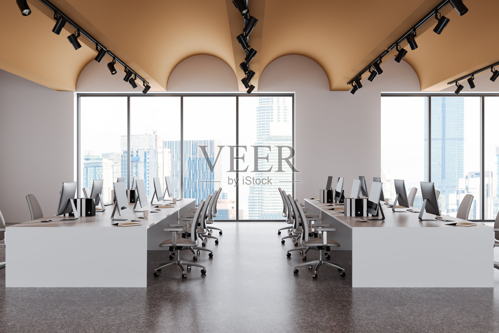 时尚的办公室室内，办公桌上有一排电脑，全景窗户照片摄影图片