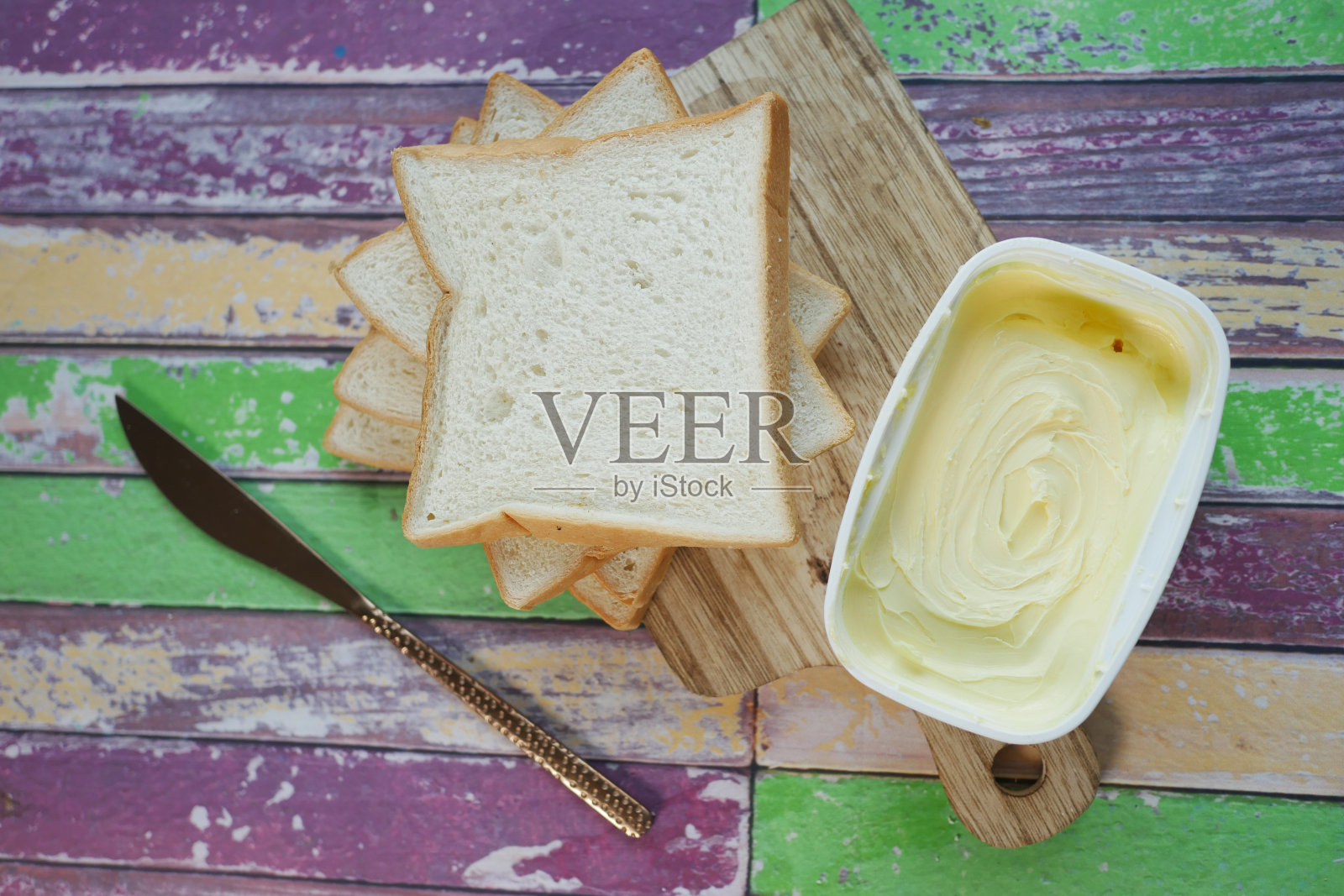 装在容器里的新鲜黄油和白色背景的面包照片摄影图片