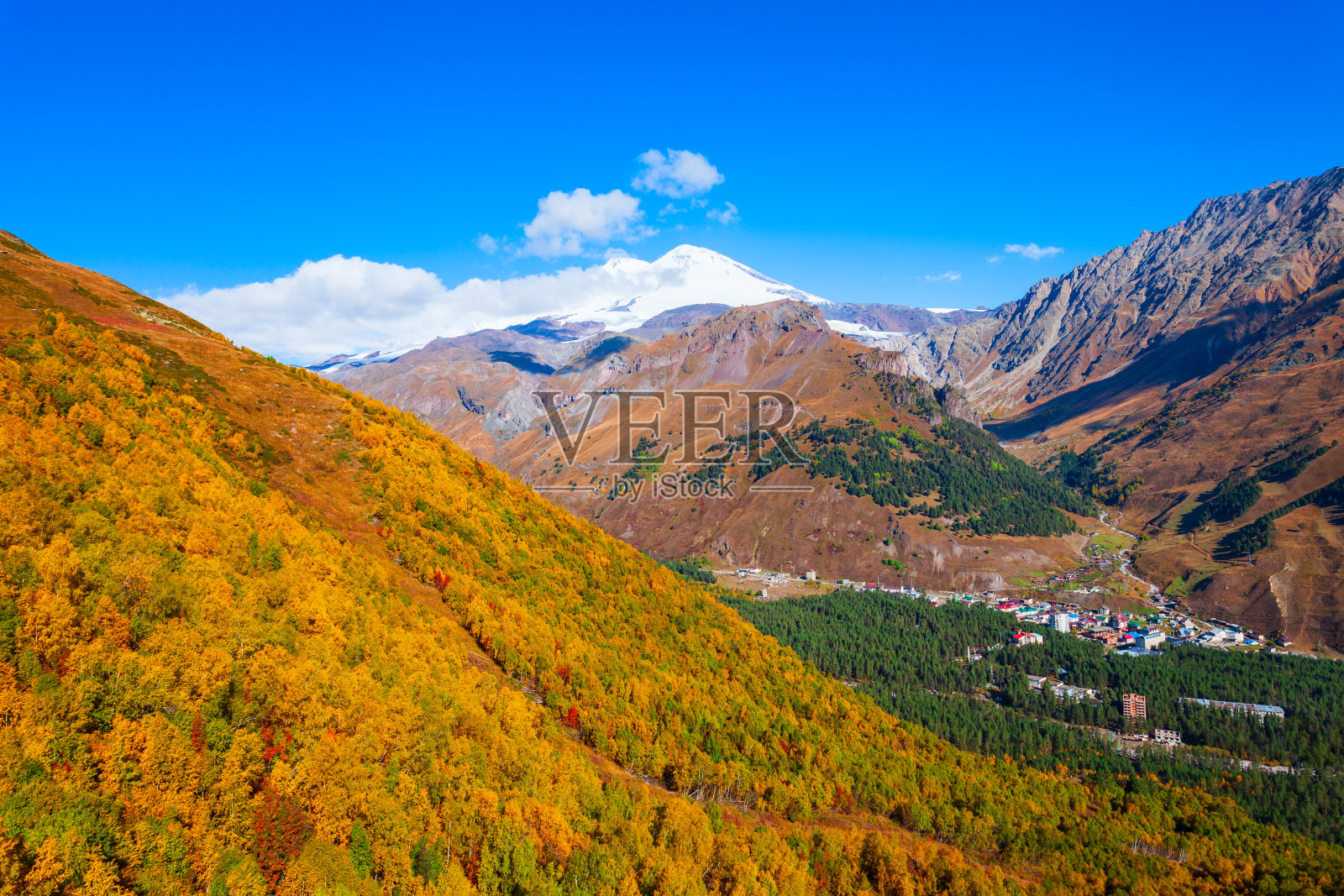 厄尔布鲁士山，欧洲最高的山照片摄影图片