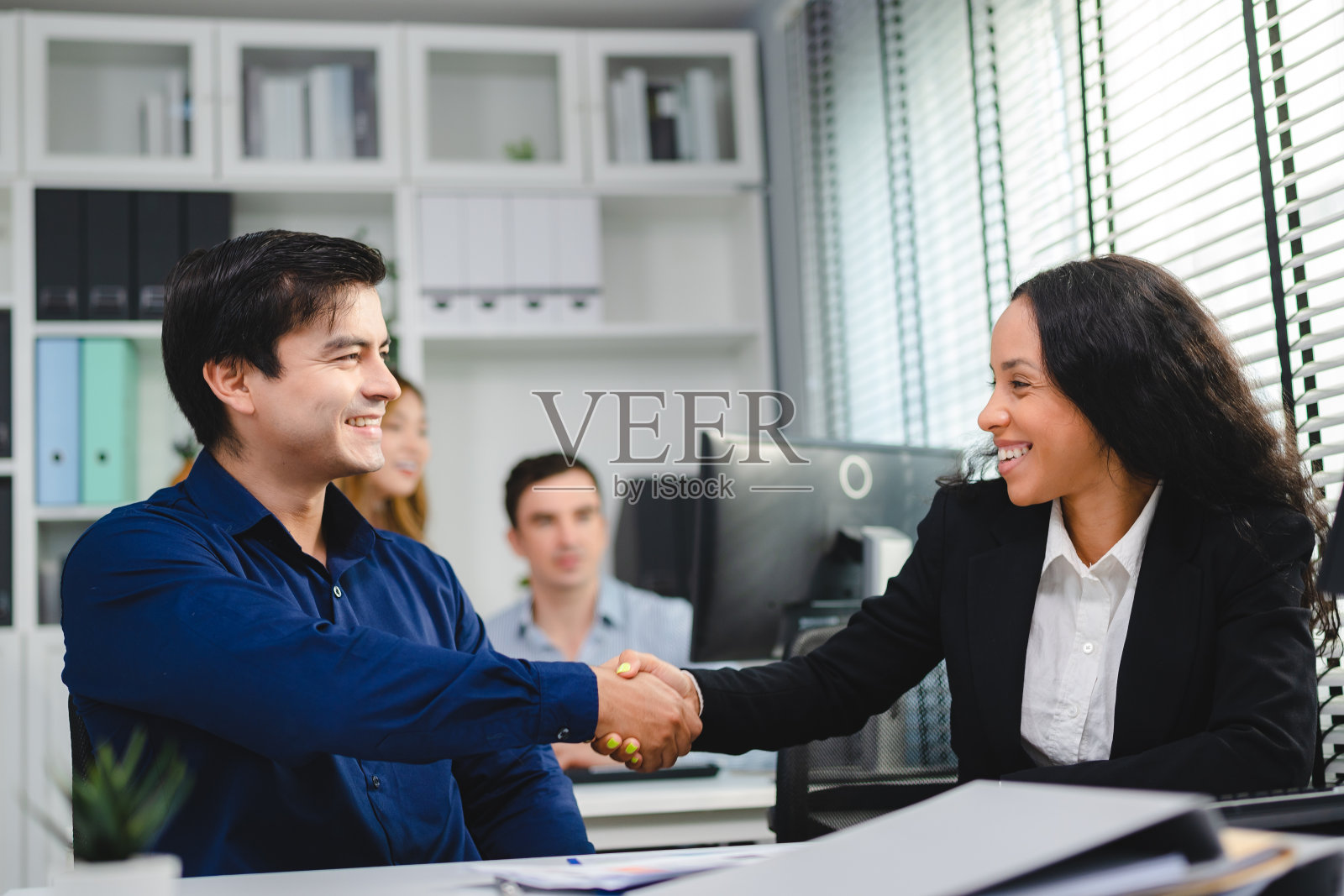 创业团队会议和头脑风暴讨论合作团队工作项目在现代办公室，专业商人组同事沟通工作计划的成功照片摄影图片