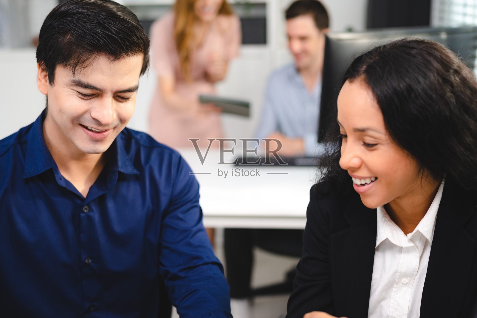 专业的商业企业家团队会议和头脑风暴，以启动一个公司的项目战略在办公室，同事讨论组的商人同事个人经理团队合作照片摄影图片