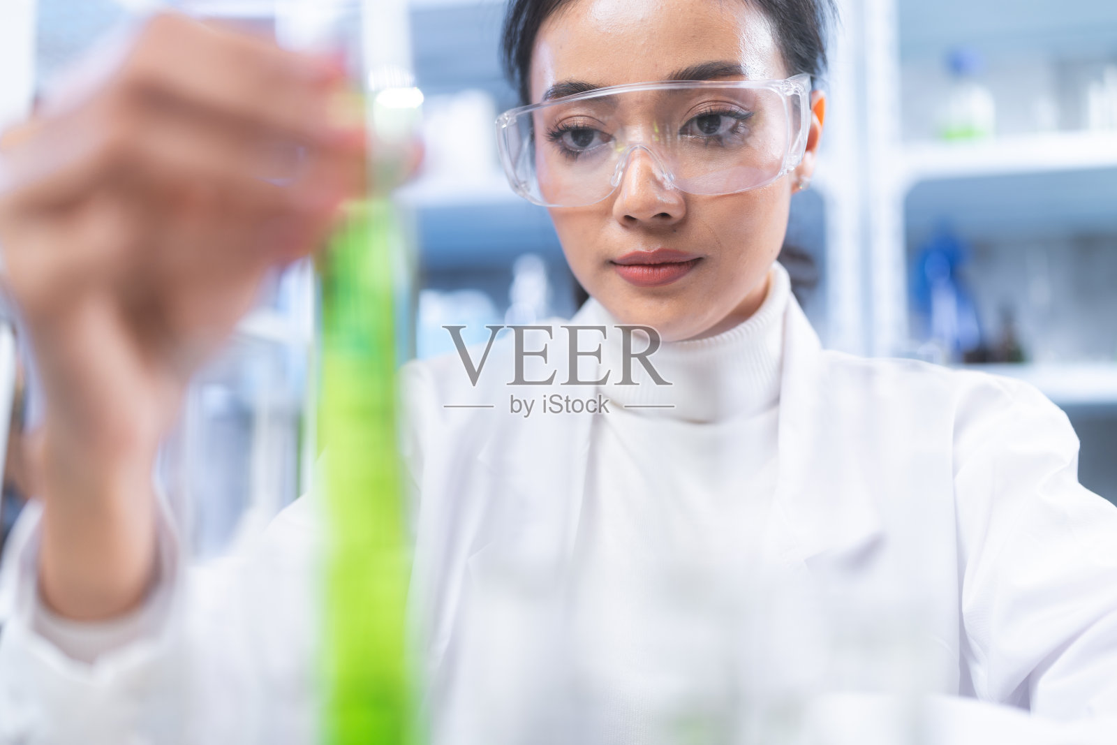 科学实验室中有机天然草本植物的药物化学研究，化妆品萃取液的液体化学，玻璃器皿中的油脂，美容药物护理血清产品的叶片生物学实验照片摄影图片