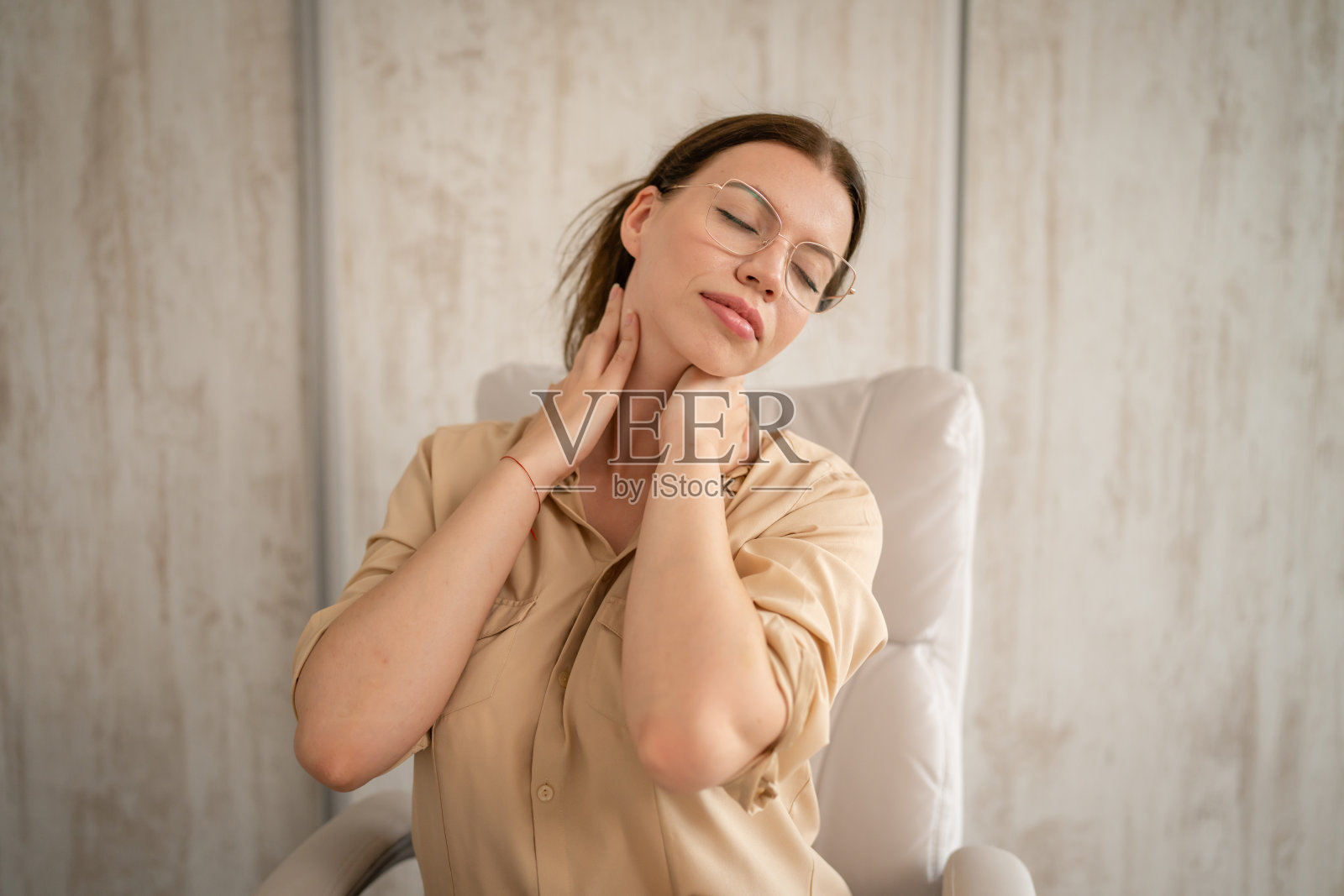 在办公室工作时感到颈部疼痛的商务女性照片摄影图片