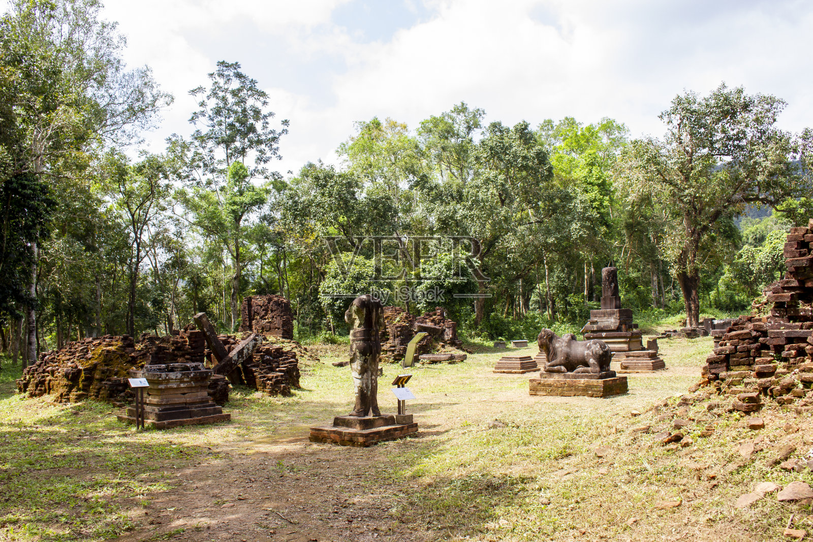 越南“美山圣地保护区”的古庙遗址。照片摄影图片