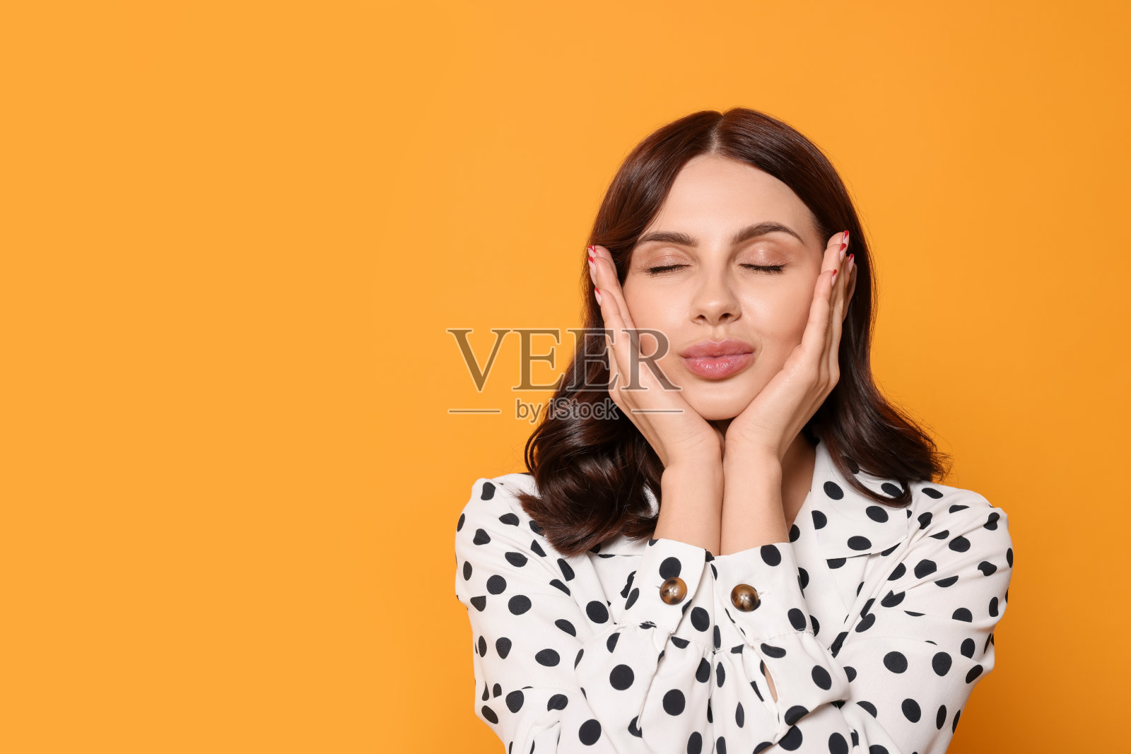 美丽的年轻女子在黄色背景上接吻。文本空间照片摄影图片