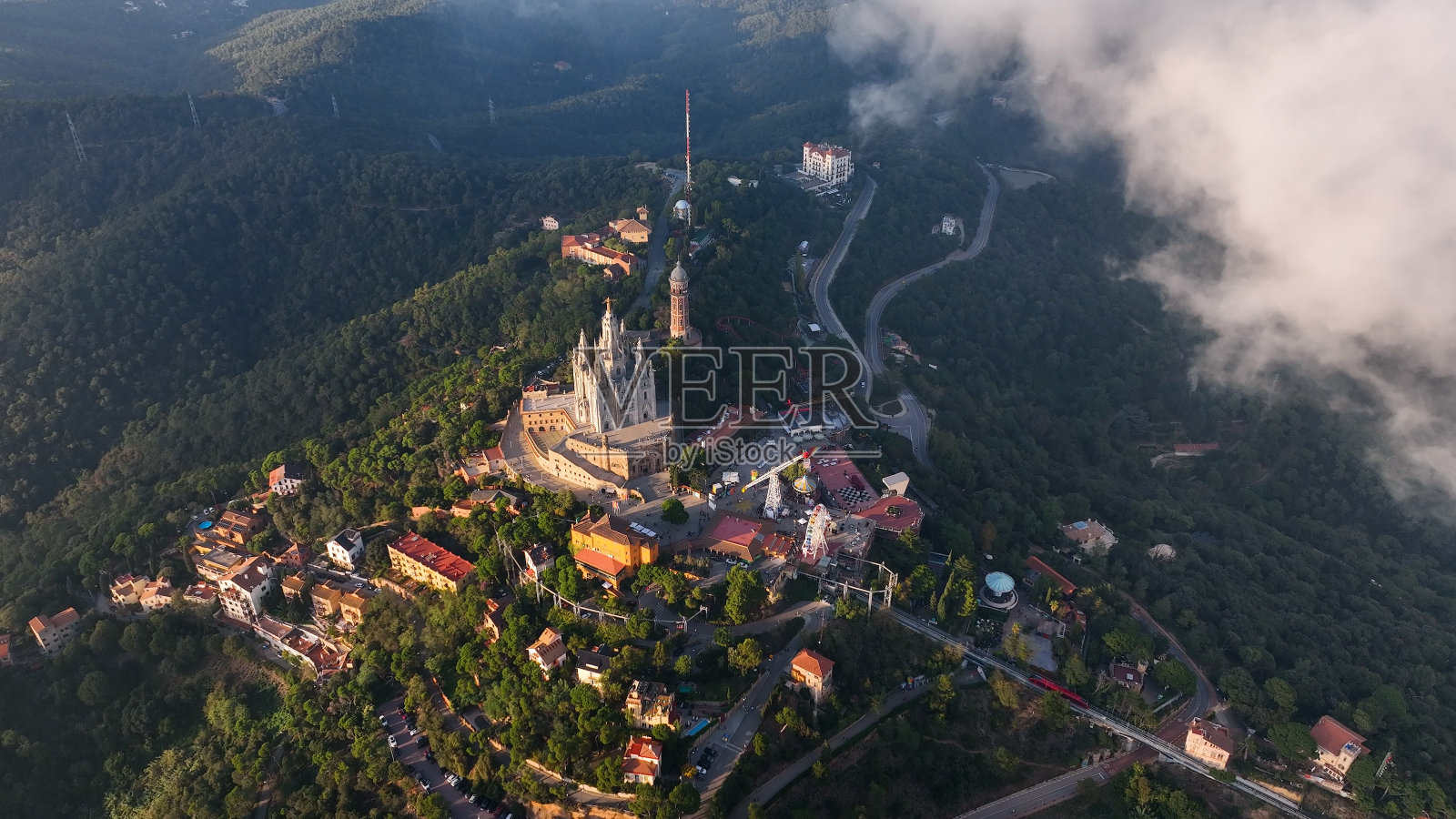 巴塞罗那，空中无人机直升机巴塞罗那Tibidabo以上的云和雾，Sagrat Cor寺庙，加泰罗尼亚，西班牙照片摄影图片