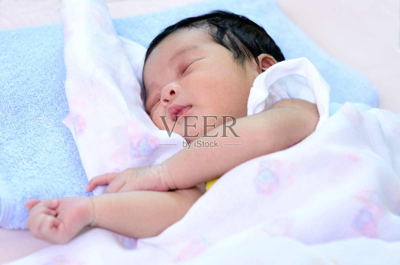泰国女婴新生照片摄影图片