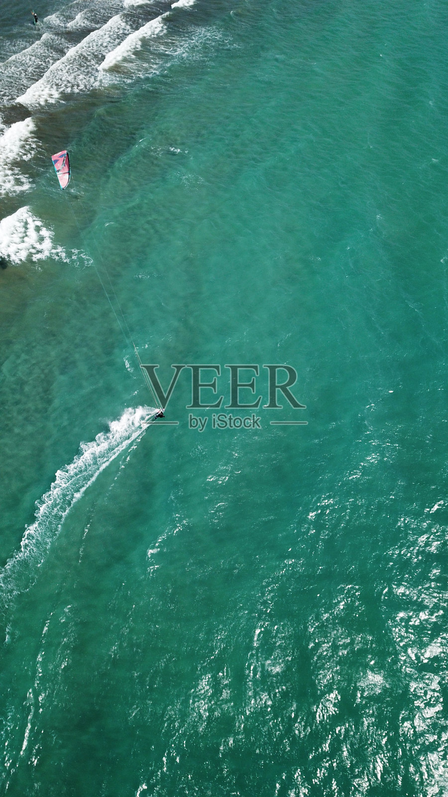 垂直，波涛汹涌的大海和风筝冲浪照片摄影图片