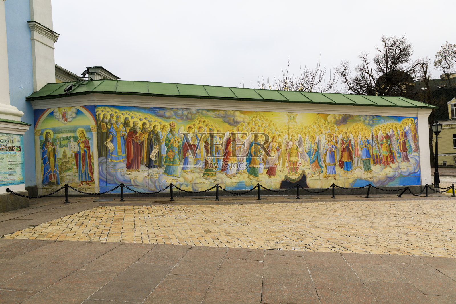 东欧，乌克兰，基辅，基辅。圣迈克尔大教堂。正常运转的修道院。建于中世纪。外部覆盖的步行道。照片摄影图片