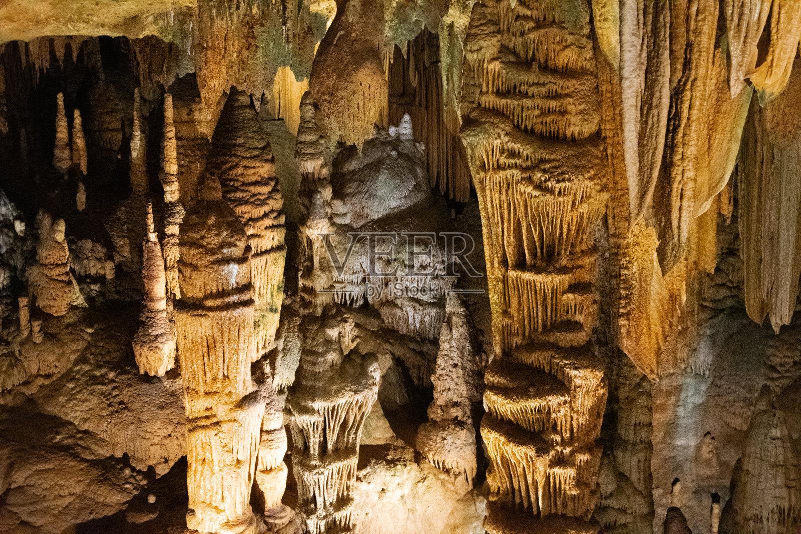 卢雷洞穴，地下洞穴照片摄影图片