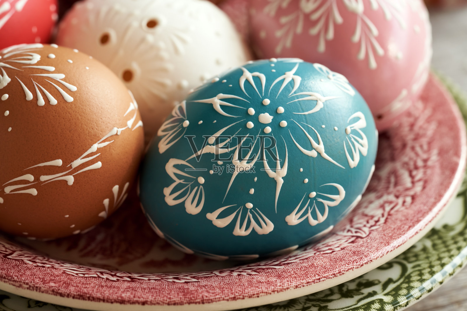 用蜡装饰的蓝色复活节彩蛋特写照片摄影图片